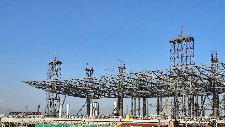 提前一周厦门翔安机场航站楼钢结构屋面网架首次提升顺利完成(图1)