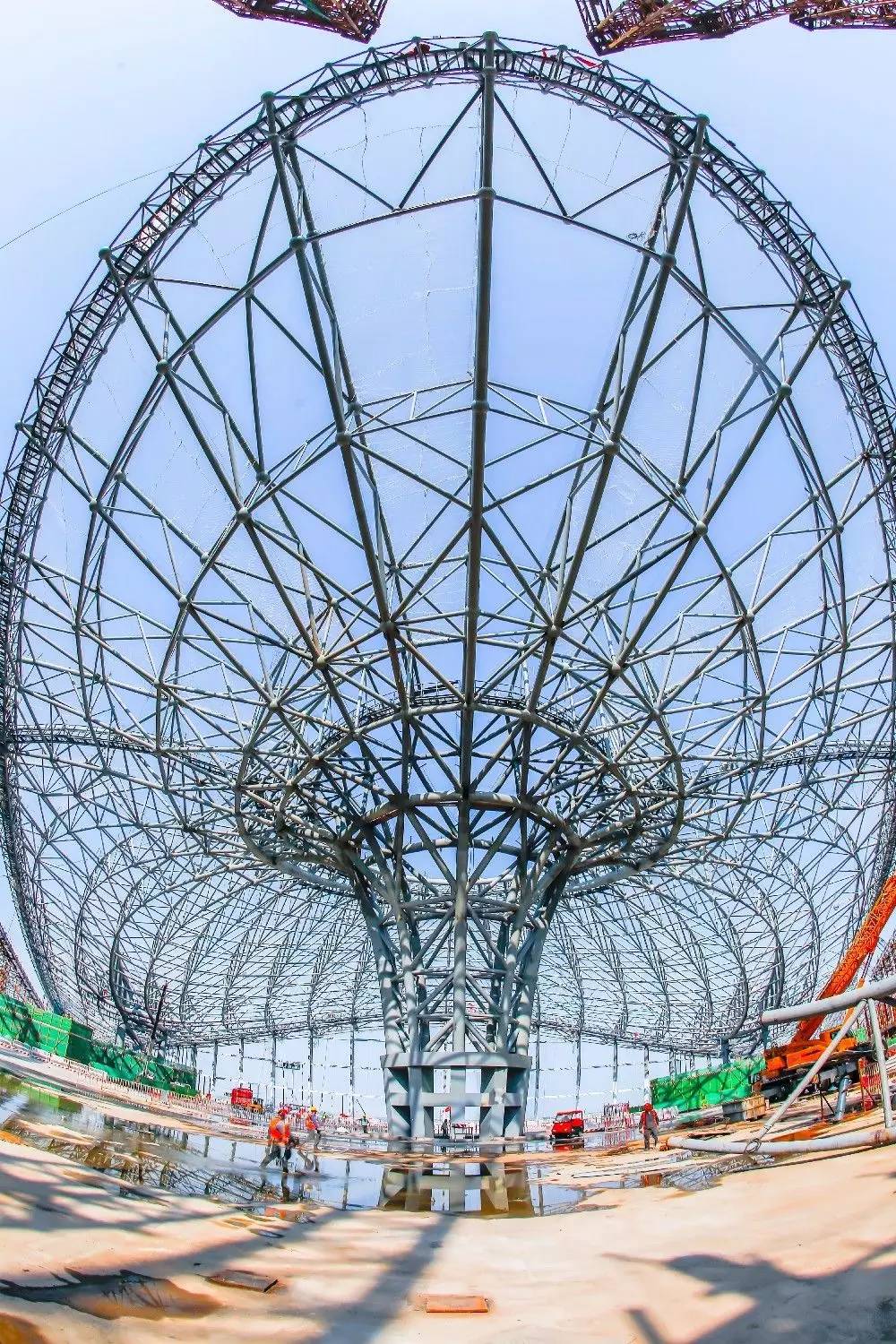 北京新航站楼钢结构封顶 52万吨网架组成钢铁“凤凰”(图1)
