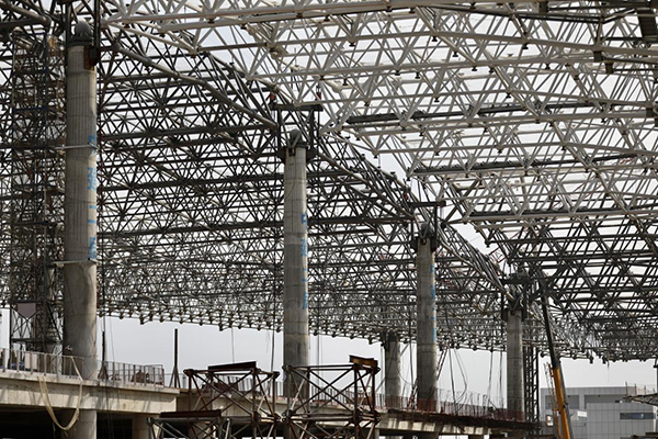 珠海机场改扩建工程钢网架结构全面封顶(图1)