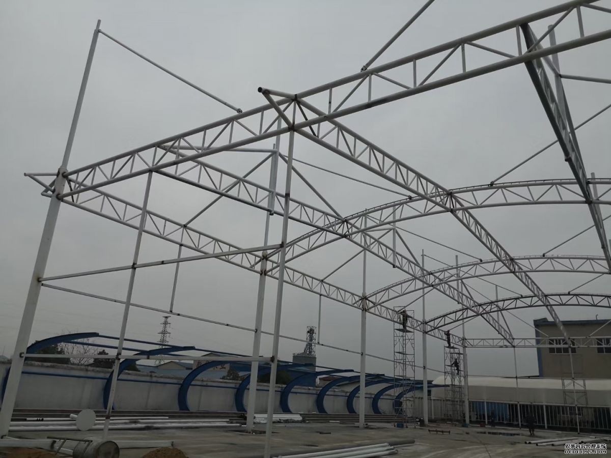 贵南高铁河池站钢结构网架顺利吊装(图1)