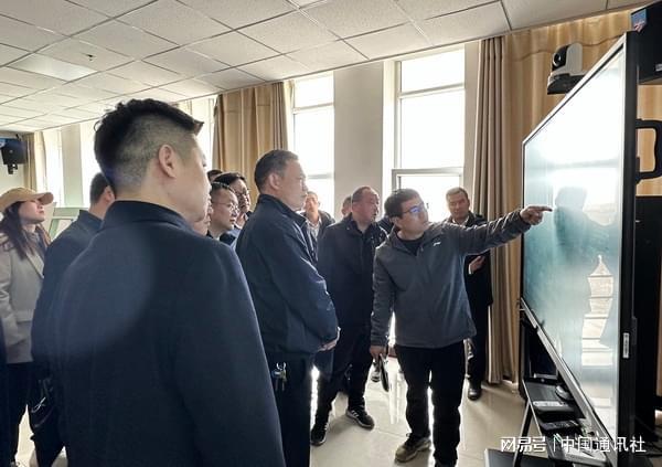 中铁建工集团青藏铁路西格段提质工程站房标段项目部德令哈站钢结构网架吊装成功(图2)